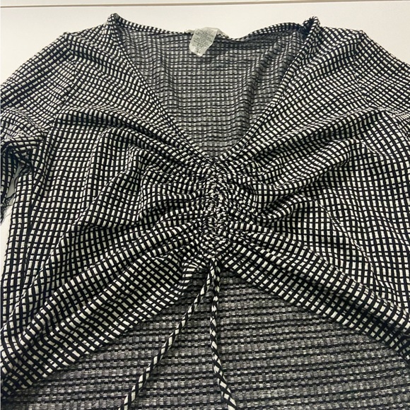 Black and white cropped long sleeve size M - Picture 2 of 5